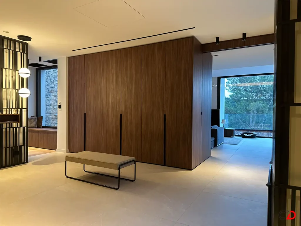 entrée de maison sur mesure en noyer